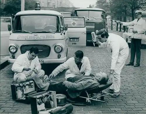 Foto Berlin, Verwundeter auf einer Bahre, Mediziner, Verkehrspolizist, Barkas, Ifa LKW, DDR