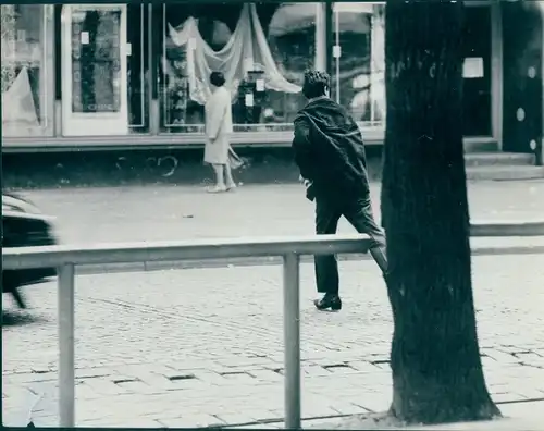 Foto Berlin, Straßenpartie, Schaufenster, Fotograf Hans Joachim Mirschel