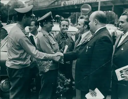 Foto Berlin Prenzlauer Berg, Volkspolizisten und Männer in Anzügen, DDR, Fotog. K. H. Drowski