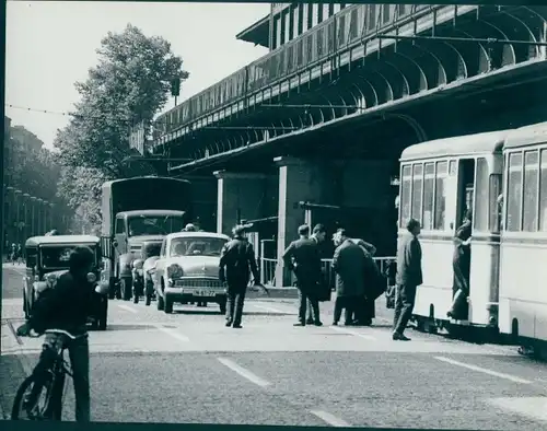 Foto Berlin, Straßenpartie, Automobil, LKW, Straßenbahn, Fotograf Hans Joachim Mirschel