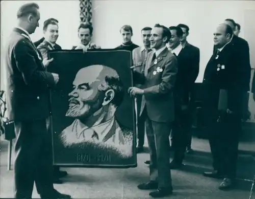 Foto Berlin, Männer in Anzügen und Uniformen, Orden, Leninplakat, DDR, PdVP, Volkspolizei