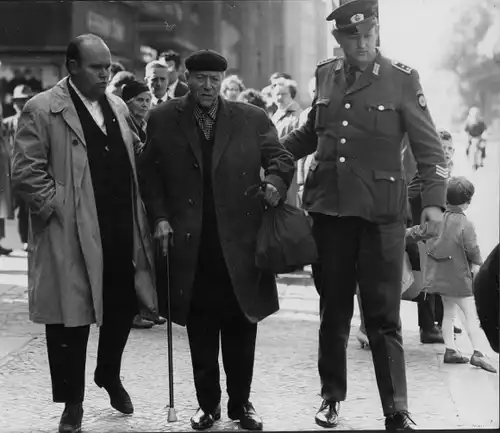 Foto Berlin, Volkspolizist führt alten Mann ab, DDR, Fotograf Hans Joachim Mirschel