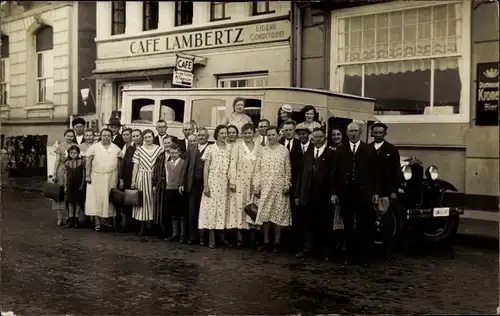 Foto Ak Dortmund im Ruhrgebiet, Reisegesellschaft vor dem Cafe Lambertz, Reisebus