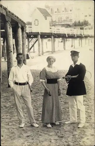 Foto Ak Ostseebad Ahlbeck Heringsdorf auf Usedom, Frau und zwei Männer an der Seebrücke