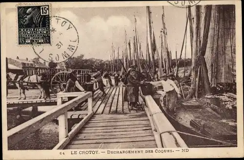 Ak Le Crotoy Somme, Dechargement des Coques