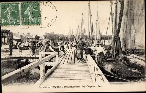 Ak Le Crotoy Somme, Dechargement des Coques, Hafen, Segelboote