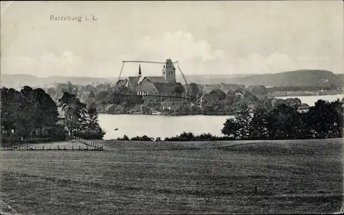 Ak Ratzeburg im Herzogtum Lauenburg, Blick über ein Feld zum Ort, Kirchturm