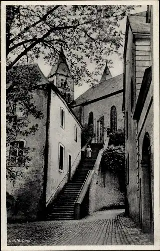 Ak Echternach Luxemburg, Partie an der Kirche