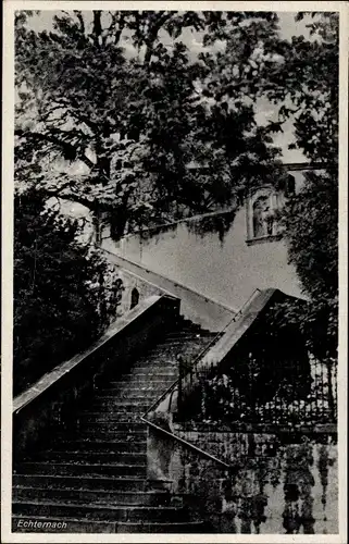 Ak Echternach Luxemburg, Partie an der Kirche, Kirche