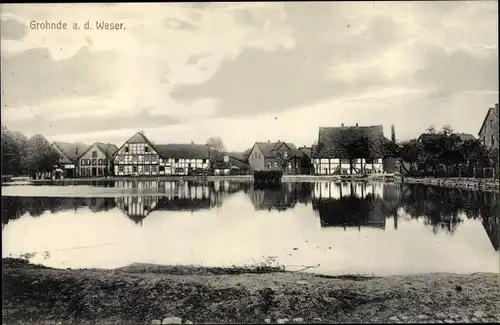Ak Grohnde Emmerthal an der Weser, Fachwerkhäuser vom Ufer aus gesehen