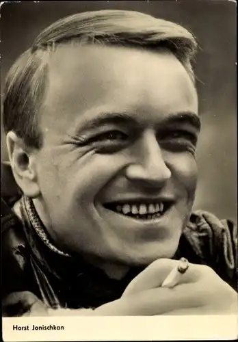 Ak Schauspieler Horst Jonischkan, Portrait, Zigarette rauchend