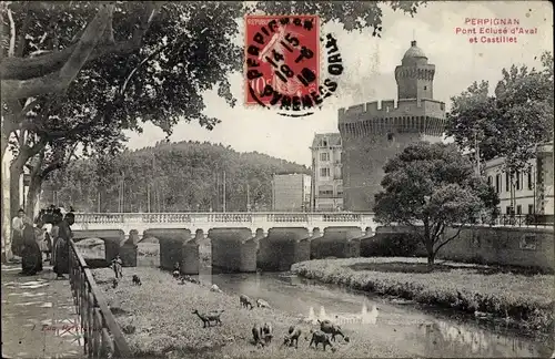 Ak Perpignan Pyrénées Orientales, Pont Ecluse d'Aval et Castillet, Ziegen