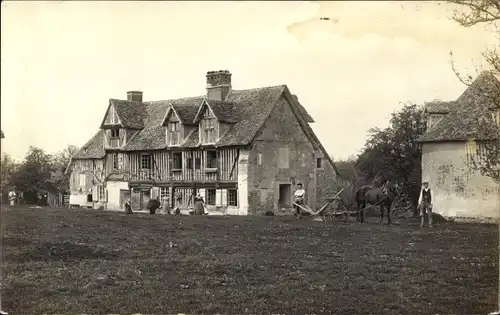 Foto Ak Calvados Frankreich, Motiv aus dem Bauernhof, Pferd, Wasserträgerin