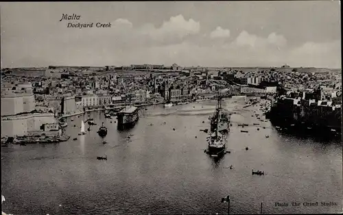 Ak Malta, Dockyard Creek, Britische Kriegsschiffe, Blick auf den Ort