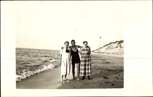 Foto Ak Mrzeżyno Deep Pommern, Urlauber in Bademoden am Strand, Sommer 1925
