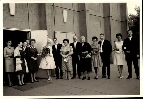 Foto Ak Brautpaar mit Familie, Gruppenportrait