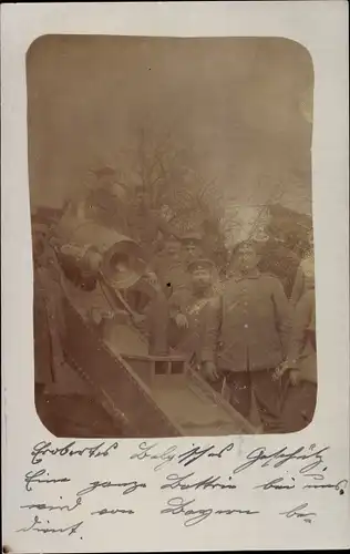 Foto Ak Deutsche Soldaten in Uniformen mit Geschütz, I WK