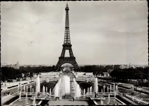 Ak Paris VII, La Tour Eiffel, Eiffelturm, Les Fontaines du Palais de Chaillot