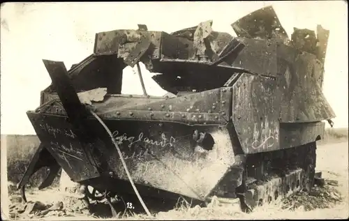 Foto Ak Englischer Tank, zerstörter Panzer auf dem Schlachtfeld, I. WK