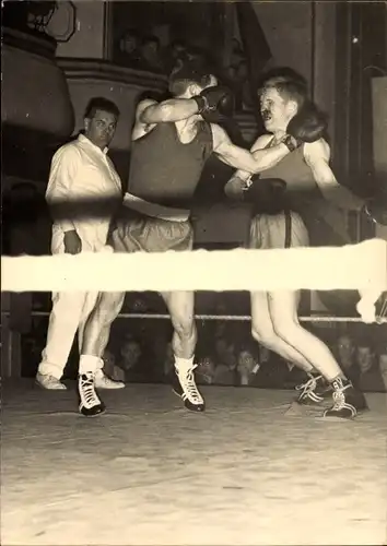 Foto Ak Zwei Boxer im Ring, Blutige Nase, Boxkampf, Zuschauer, Boxer kurz vor dem Kniefall