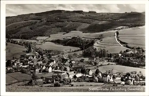 Ak Fleckenberg Schmallenberg im Hochsauerland, Totalansicht vom Ort