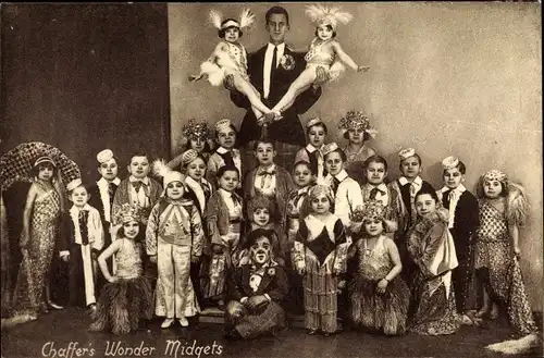 Ak Chaffer's Wonder Midgets, Liliputaner einer Variete-Show in Kostümen, Kleinwüchsige
