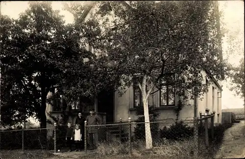 Foto Ak Schweicheln Hiddenhausen im Kreis Herford, Familie vor ihrem Wohnhaus, Garten