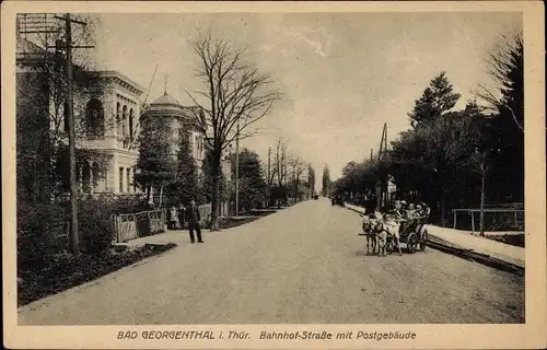 Ak Georgenthal im Tal der Apfelstädt Thüringen, Bahnhofstraße mit Postgebäude