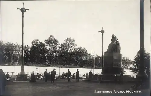 Ak Moskau Russland, Partie am Gogol Denkmal