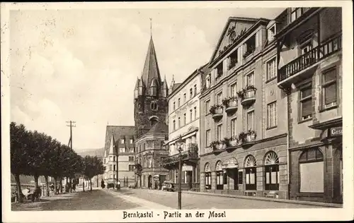 Ak Bernkastel Kues im Moseltal, Partie an der Mosel, Kirchturm