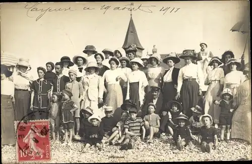 Foto Ak Cayeux Somme, Gruppenbild der Touristen am Strand