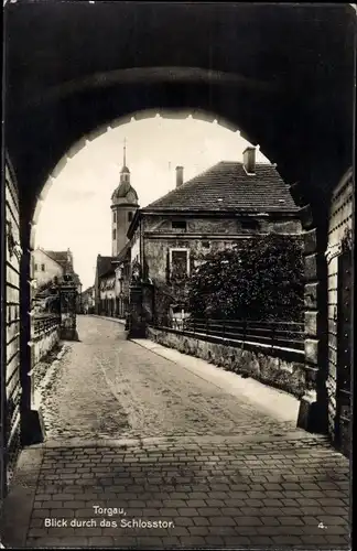 Ak Torgau an der Elbe, Blick durch das Schlosstor