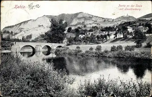 Ak Kahla, Partie an der Saale mit Leuchtenburg, Brücke