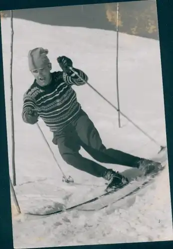 Foto Wintersport, Skirennläufer bei der Abfahrt, Slalom