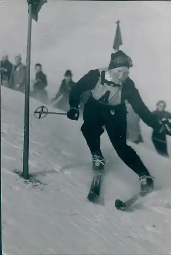 Foto Wintersport, Skirennläuferin bei der Abfahrt, Slalom, Startnummer 4