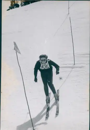 Foto Wintersport, Skirennläuferin bei der Abfahrt, Startnr. 55