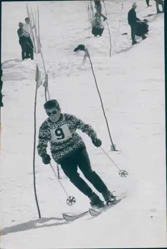 Foto Wintersport, Skirennläufer bei der Abfahrt, Slalom, Startnummer 9