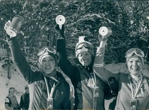 Foto Wintersport, Skirennläuferinnen mit Krügen