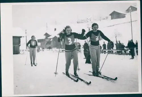 Foto Wintersport, Skilangläuferinnen einer Mannschaft auf der Strecke