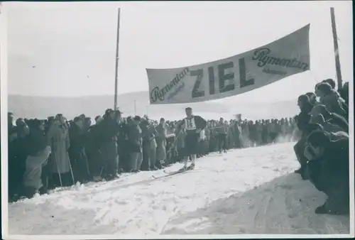 Foto Wintersport, Skilangläufer im Ziel