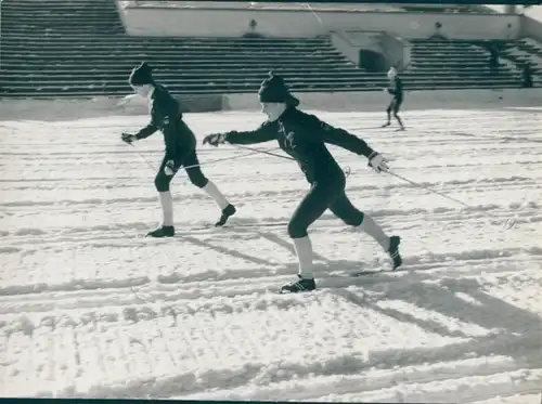 Foto Wintersport, Skilangläuferinnen im Skistadion