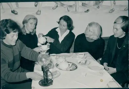Foto Wintersport, Skifahrerinnen bei einer Teerunde