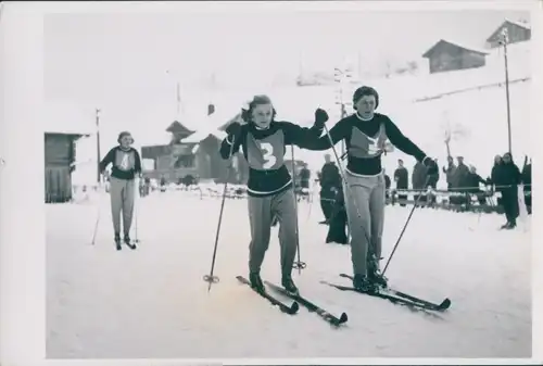 Foto Wintersport, Sowjetische Skilanglaufstaffel, Margarita Nikolajewna Maslennikowa, Sofia Sonchina