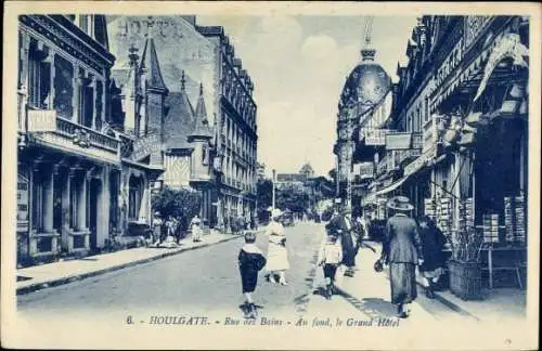 Ak Houlgate Calvados, Rue des Bains, Au fond, le Grand Hotel