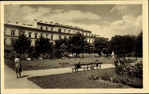 Ak Brno Brünn Südmähren, Stalingradsko namesti, Ortspartie, Gartenanlage, Bänke