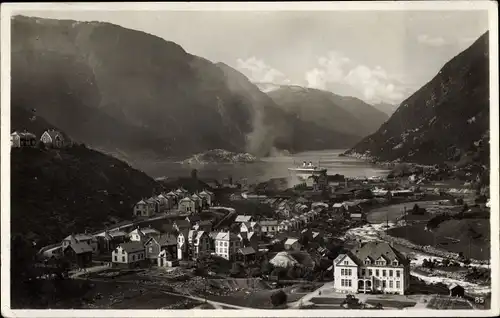 Ak Odda Norwegen, Blick auf den Ort, Fjord