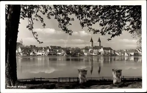 Foto Ak Bad Waldsee in Oberschwaben Baden Württemberg, Partie am Wasser, Blick auf die Stadt