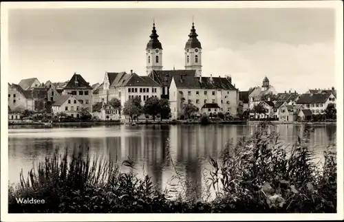 Ak Bad Waldsee Kreis Ravensburg, Blick über den See auf das Schloss