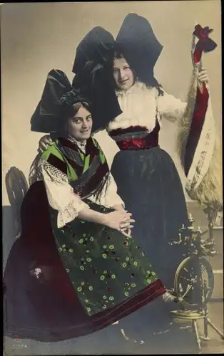 Ak Zwei Frauen in Volkstrachten aus dem Elsass, Spinnrad