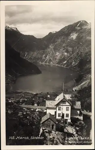 Foto Ak Merok Norwegen, Söndmör, Talblick auf Berge und Wasser, Wohnhaus